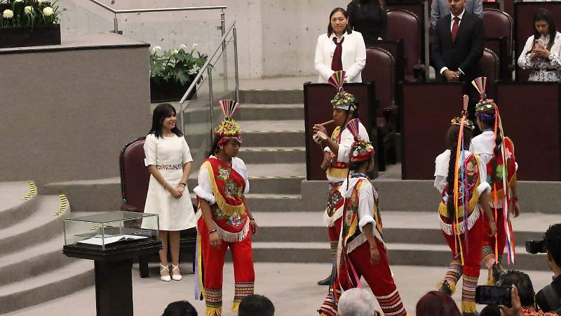 Ángela Olazarán al recibir Premio Estatal a la Mujer Veracruzana 2025